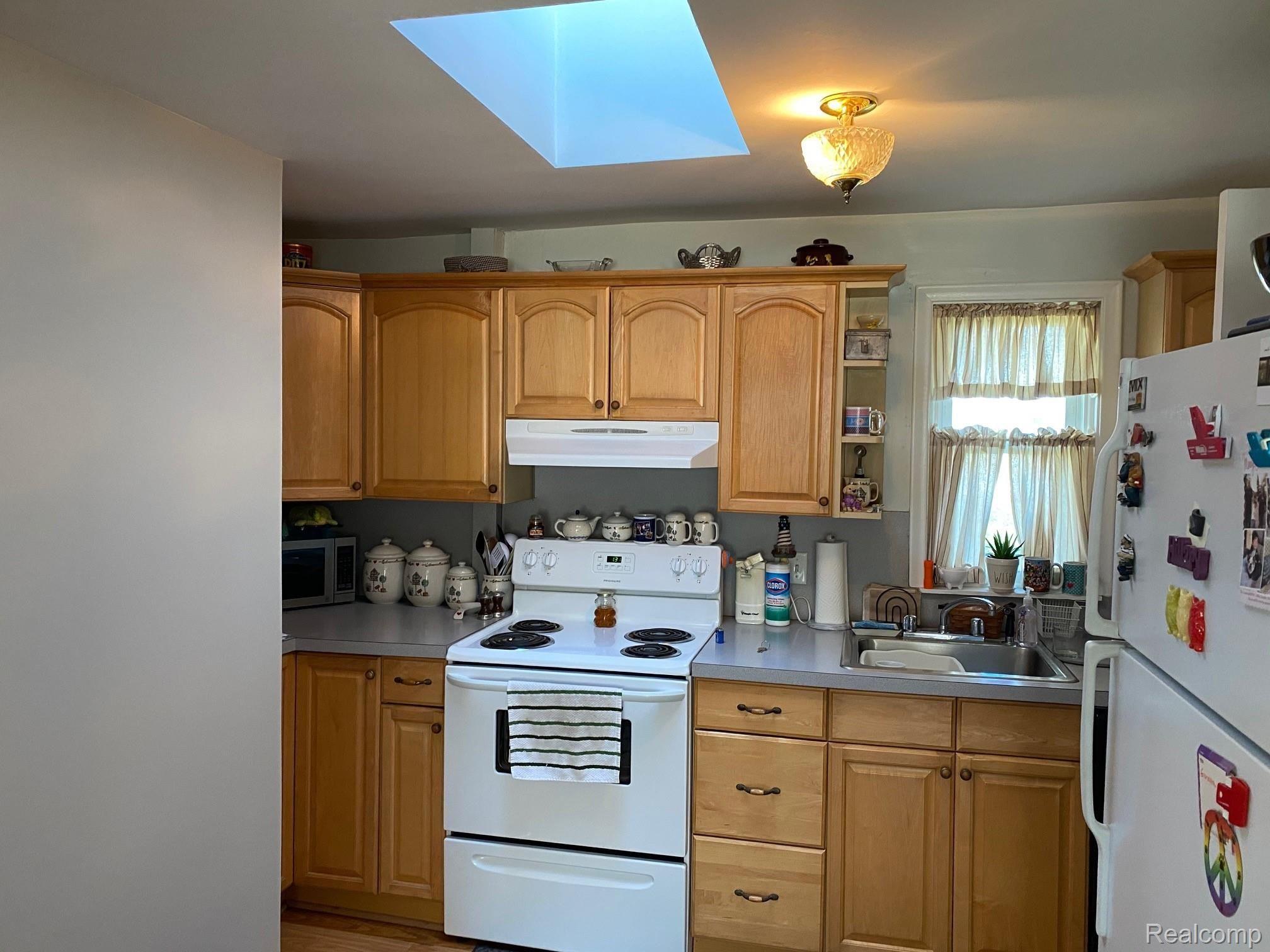 2421 Harrison Avenue Rochester, MI 48307 - Photo 9 of 16 IMG_0510.jpg