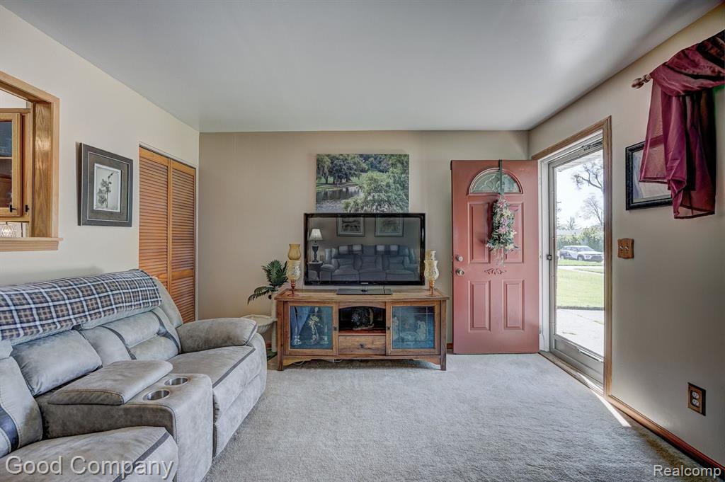 4615 Frazho Road Warren, MI 48091 - Photo 5 of 38