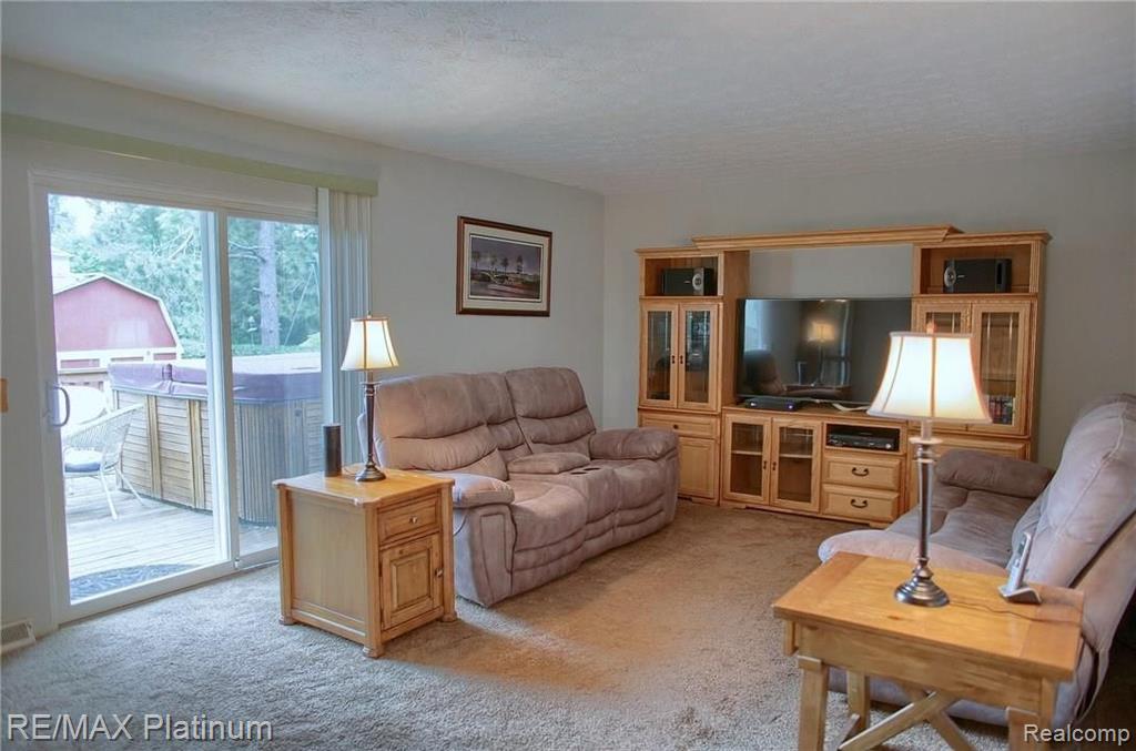 2217 Pleasant Ridge Howell, MI 48843 - Photo 4 of 36