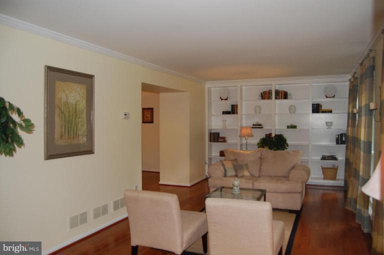 2402 Ivywood Road Reston, VA 20191 - Photo 2 of 30 Living Room