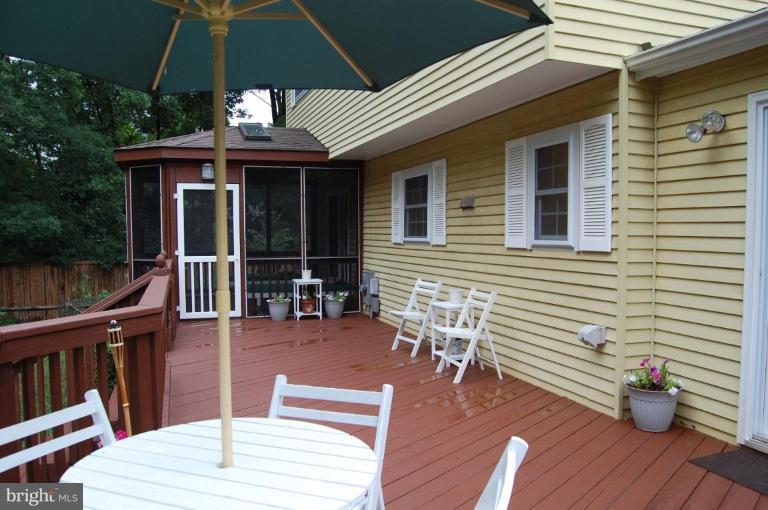 2402 Ivywood Road Reston, VA 20191 - Photo 14 of 30 Deck