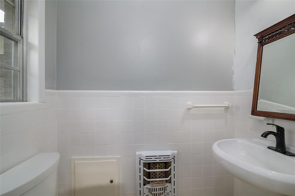 12956 Adger Road Gilliam, LA 71029 - Photo 18 of 31 Half bath off of Primary bedroom