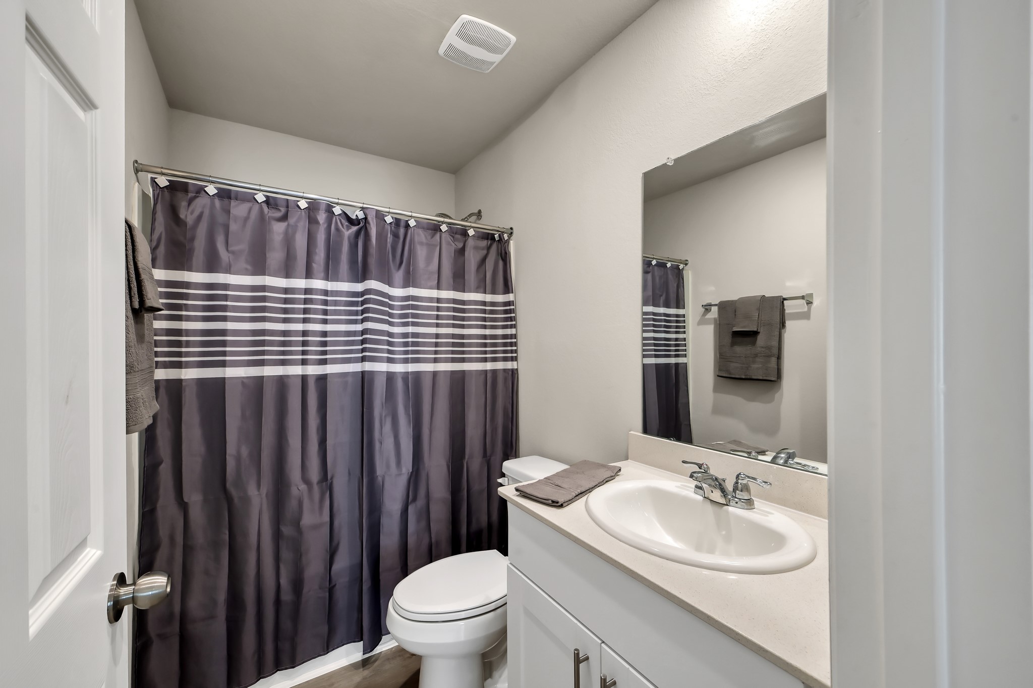 514 Dalloway Street Conroe, TX 77316 - Photo 18 of 27 Second bath with bath/shower combo