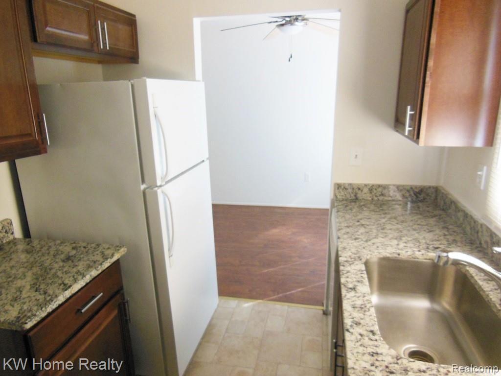 5075 Crooks Road, Unit 13 Royal Oak, MI 48073 - Photo 9 of 11