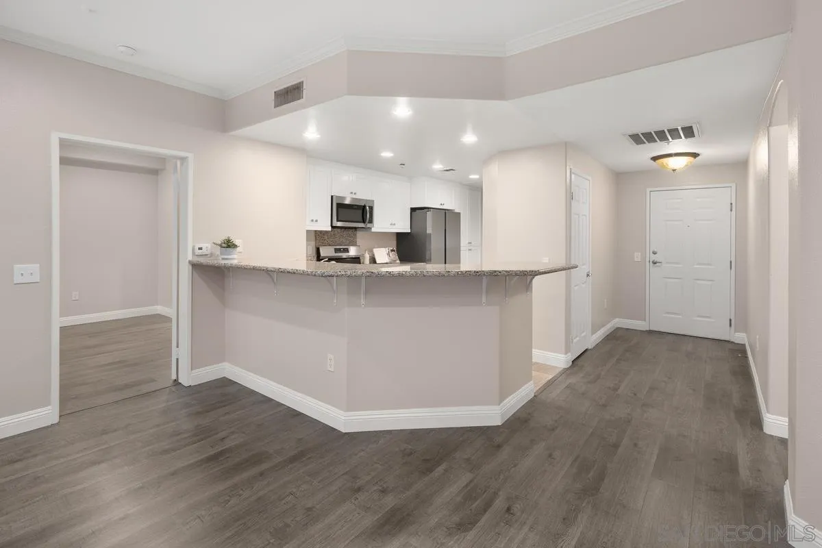 9229 Regents Road, Unit L124 La Jolla, CA 92037 - Photo 4 of 46 a view of kitchen with wooden floor and electronic appliances