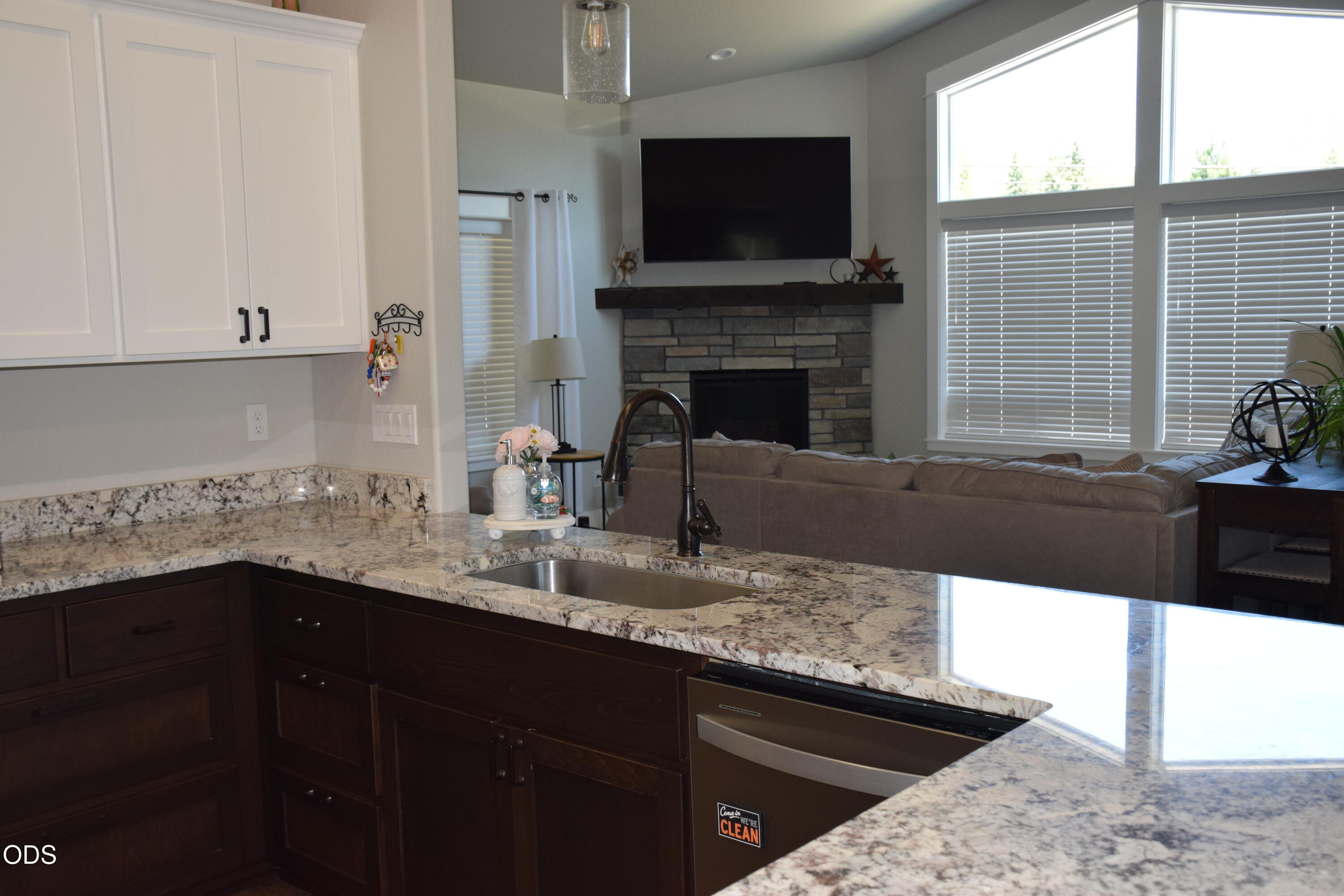 303 Northwest Collette Way Grants Pass, OR 97526 - Photo 5 of 23