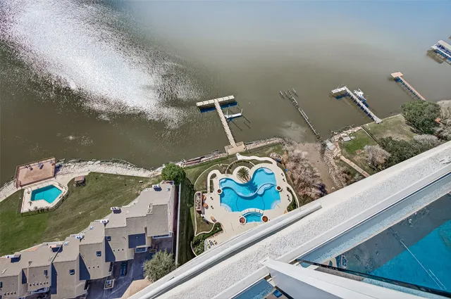 a view of livingroom with furniture