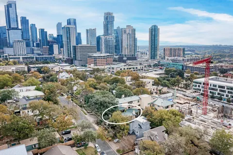 a view of yard with green space