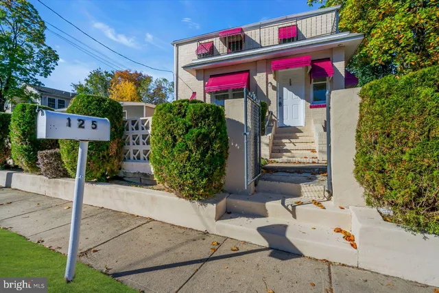 a sign that is sitting in front of a house