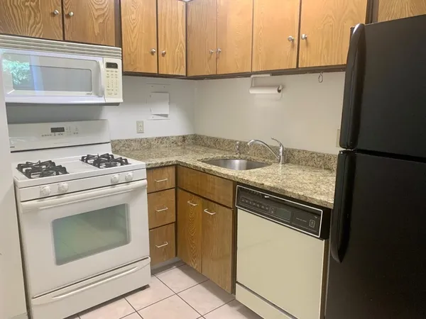 $3,200 | 33 Pond Avenue, Unit 213, Brookline, MA 02445