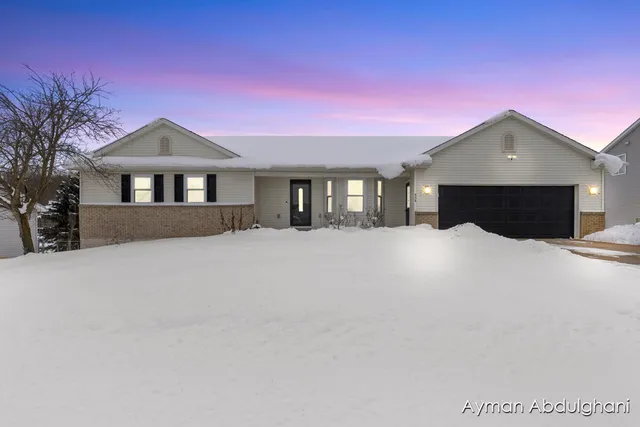 $400,000 | 434 Green View Drive, Caledonia, MI 49316