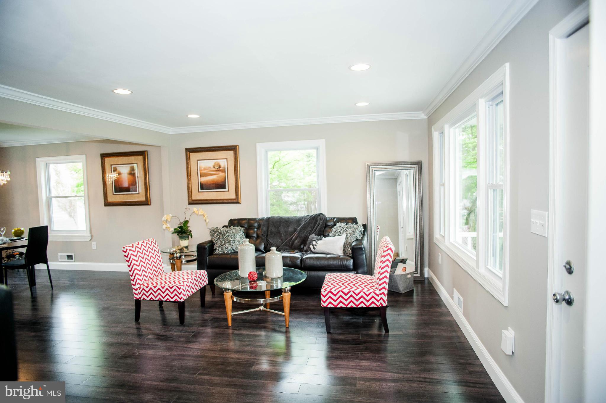 8705 Emge Road Baltimore, MD 21234 - Photo 5 of 30 Living Room
