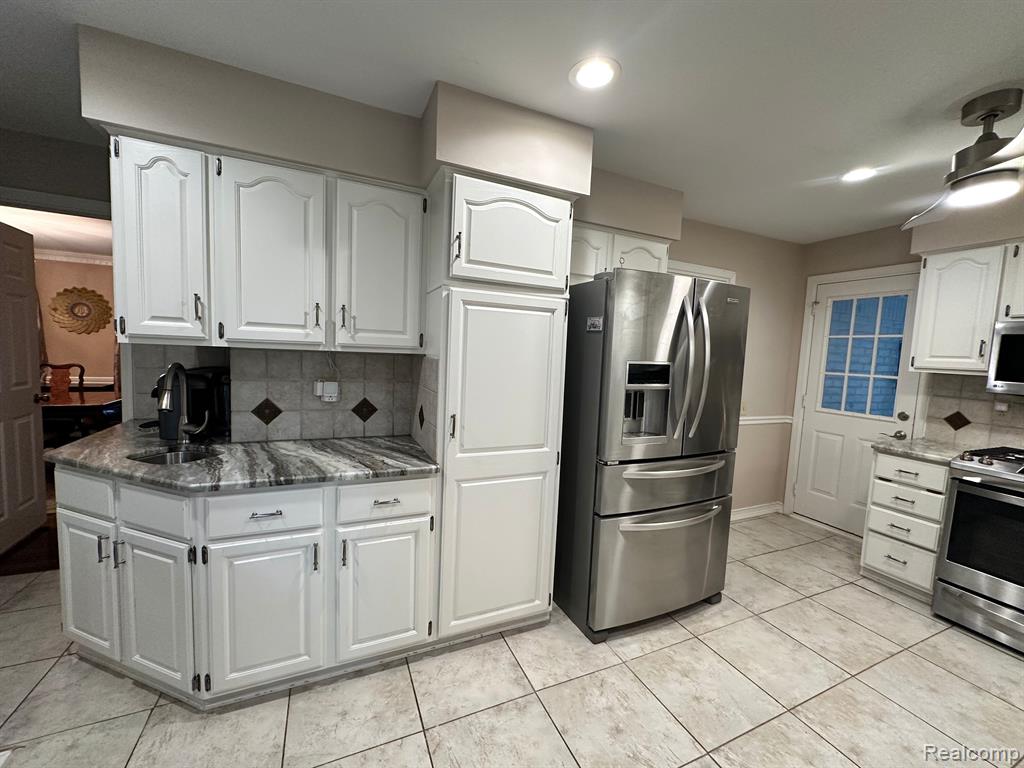 4387 Patrick Road West Bloomfield, MI 48322 - Photo 34 of 76