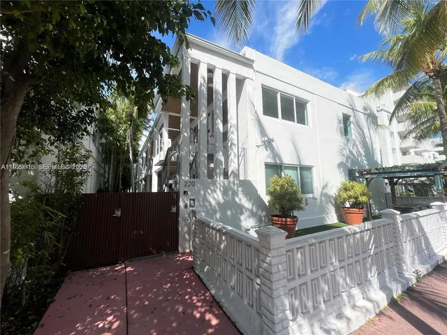 $1,750 | 220 Collins Avenue, Unit 8A, Miami Beach, FL 33139