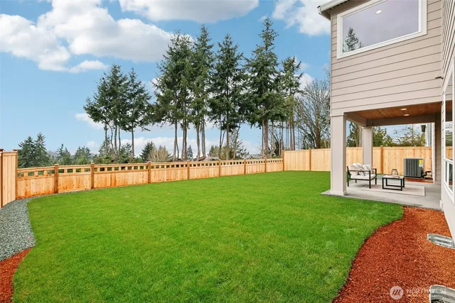 a view of yard with green space