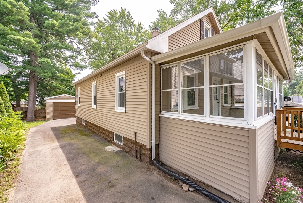 33 Ambrose Street Springfield, MA 01109 - Photo 3 of 23 Gallery Image 3