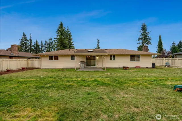 a view of a backyard