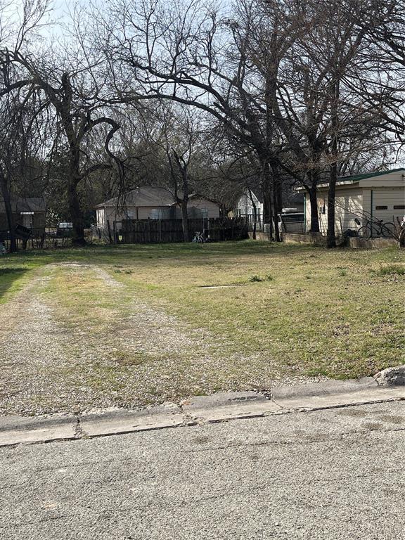 605 South Rusk Street Gainesville, TX 76240 - Photo 3 of 5 a front view of house with trees