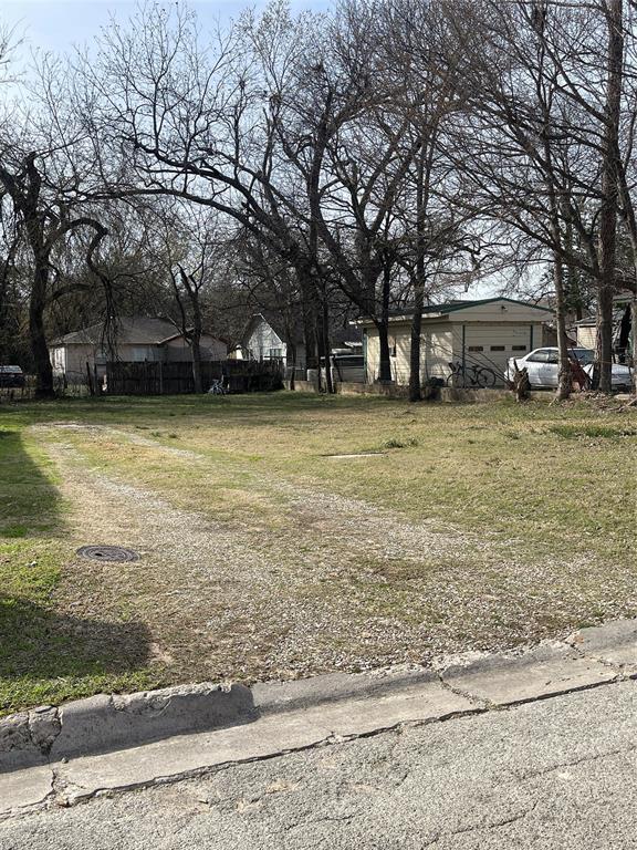 605 South Rusk Street Gainesville, TX 76240 - Photo 5 of 5 a view of a house with a yard