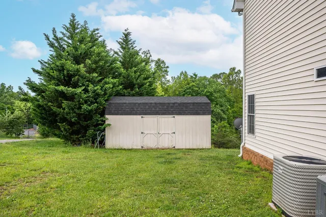 a view of a backyard