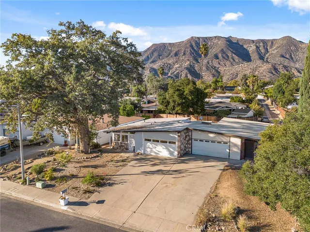 a view of a house with a yard