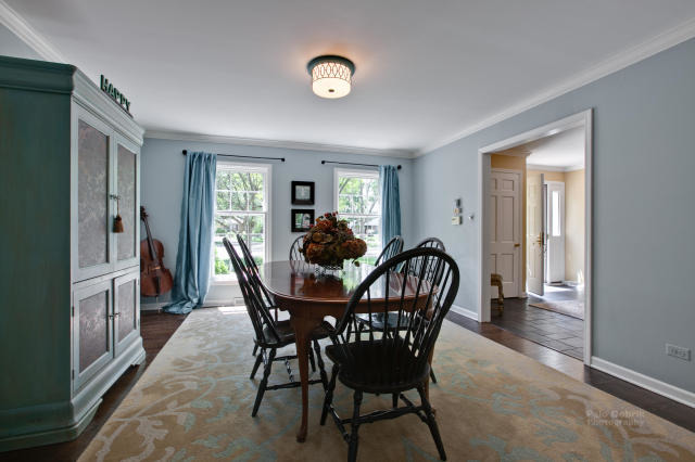 92 Old Mill Court Barrington, IL 60010 - Photo 4 of 25 a dining room with furniture and window
