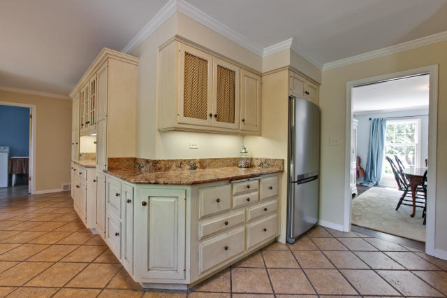 92 Old Mill Court Barrington, IL 60010 - Photo 6 of 25 a kitchen with granite countertop a sink and cabinets