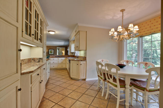 92 Old Mill Court Barrington, IL 60010 - Photo 8 of 25 a dining room with furniture and window