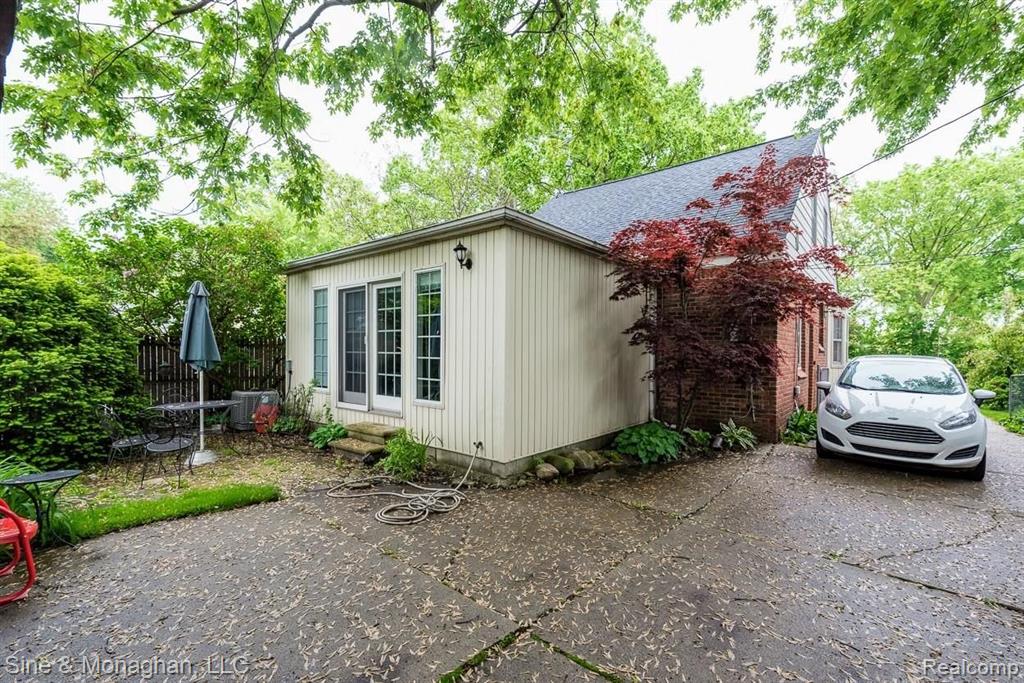 1432 Vernier Road Grosse Pointe Woods, MI 48236 - Photo 18 of 21