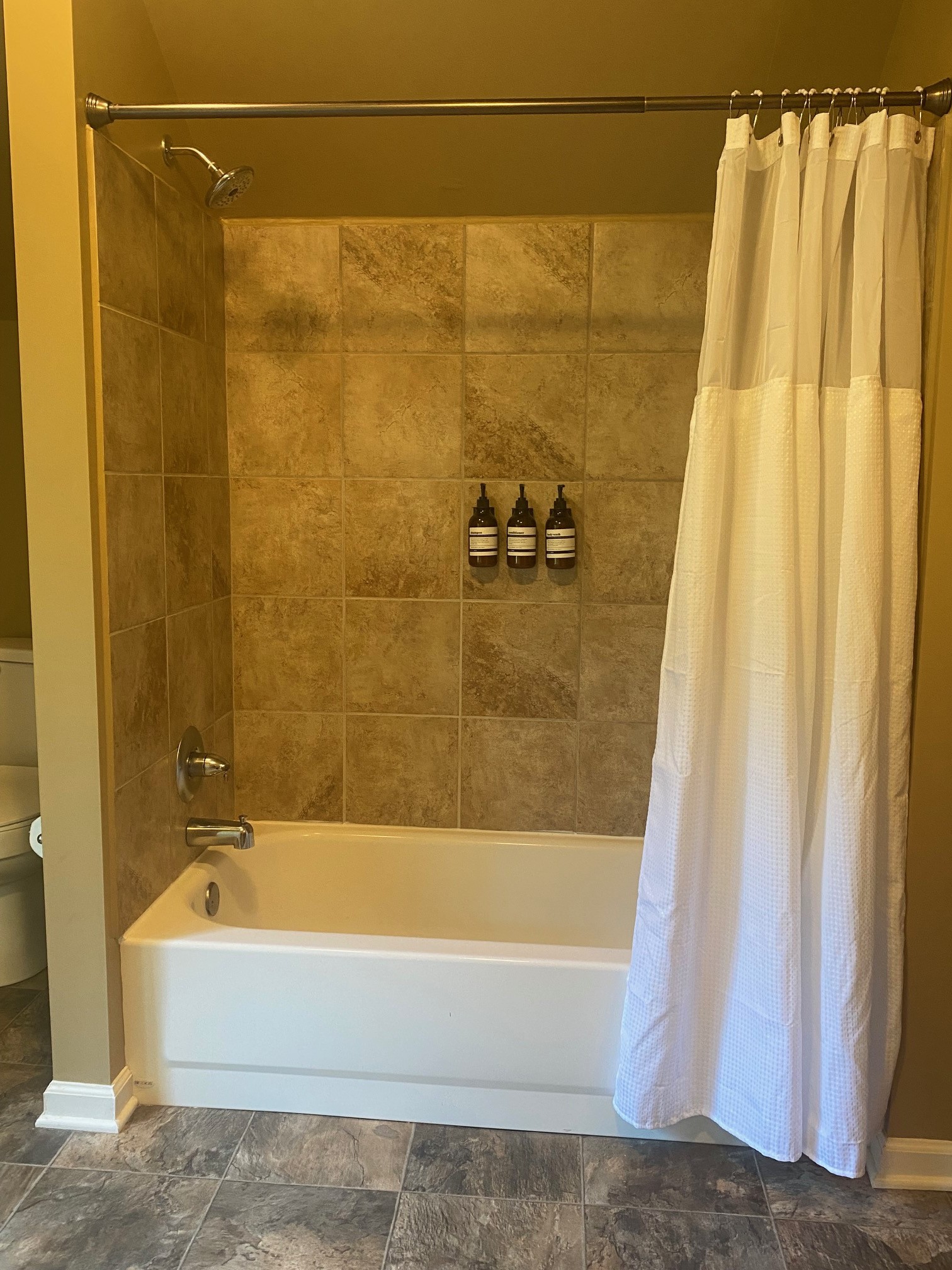 311 Main Street Martin, TN 38237 - Photo 38 of 49 a bathroom with a bath tub