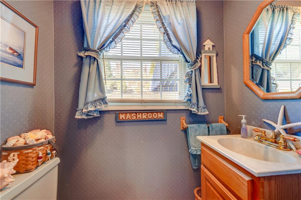 146 Morrison Drive Pittsburgh, PA 15216 - Photo 10 of 25 a bathroom with a tub sink and mirror