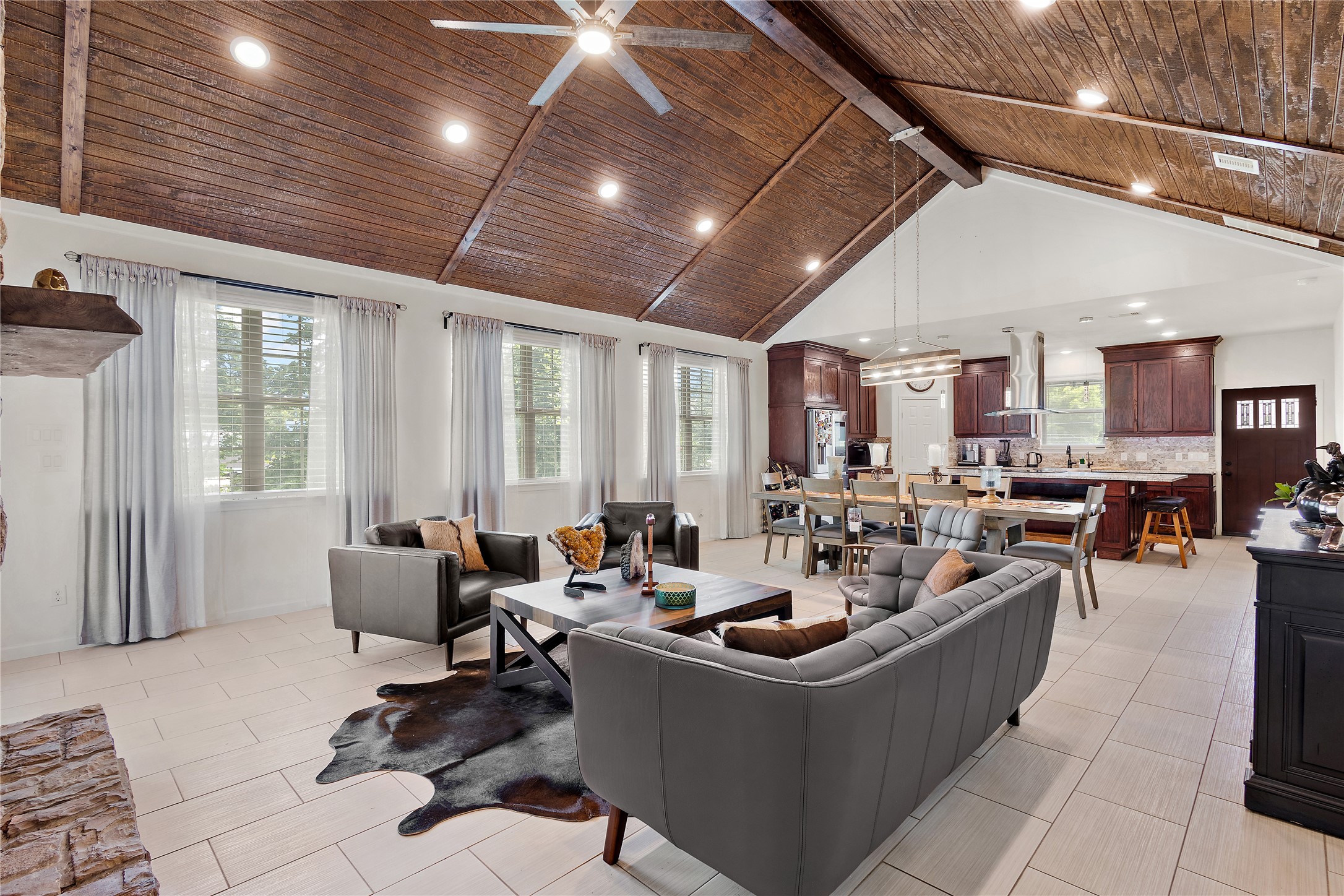 625 Pittman Road Richmond, TX 77469 - Photo 16 of 41 Expansive Open-Concept Living Room