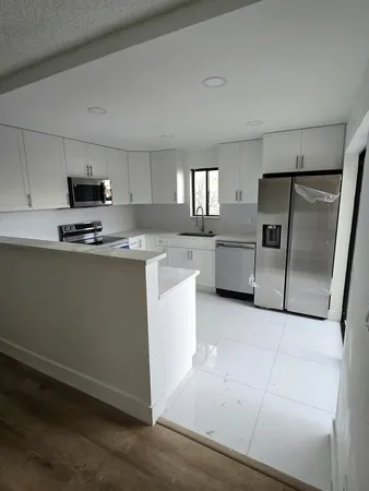 $2,550 | 4204 Waterview Circle, Palm Springs, FL 33461