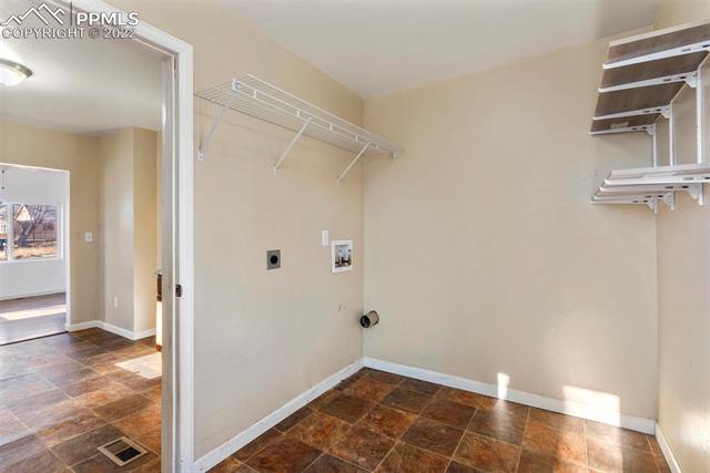 Large mudroom with washer/dryer hookups.