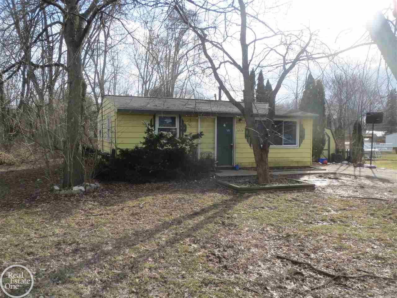 1878 Weir Road Walled Lake, MI 48390 - Photo 1 of 30 31373718.JPG