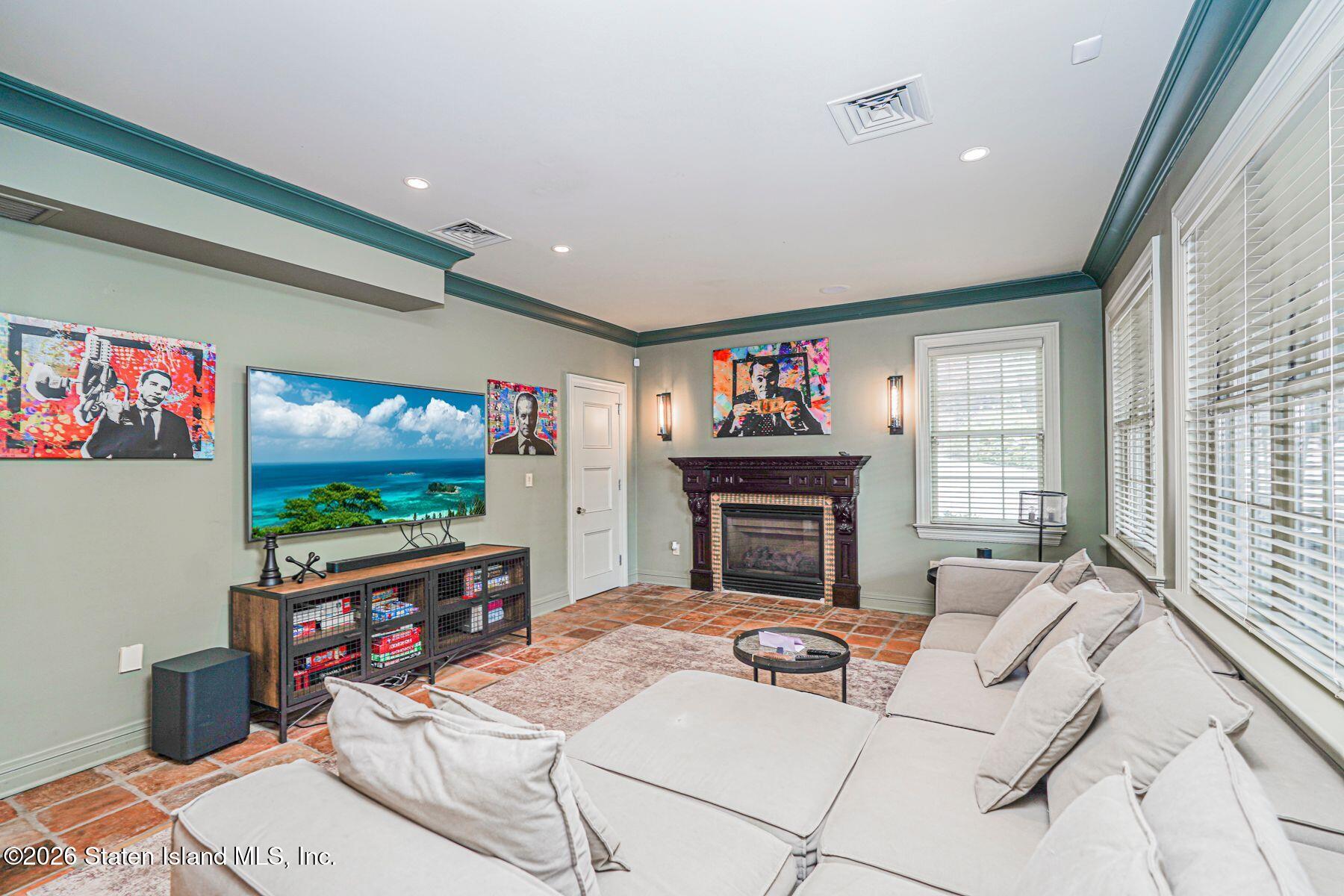 125 Benedict Road Staten Island, NY 10304 - Photo 61 of 96 125 walkout family room