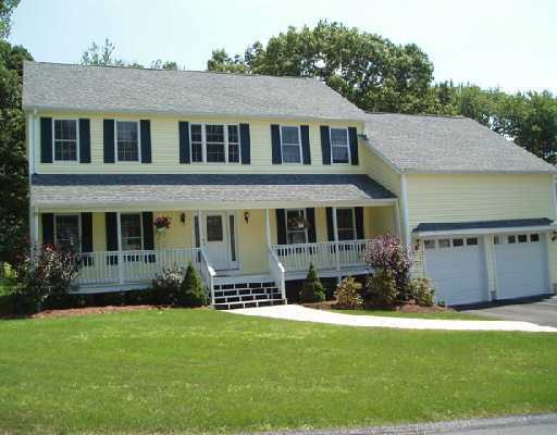 102 Roosevelt Road Cumberland, RI 02864 - Photo 1 of 8 Exterior Front.
