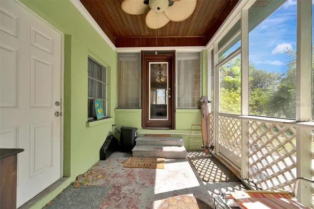 a view of entryway with a front door