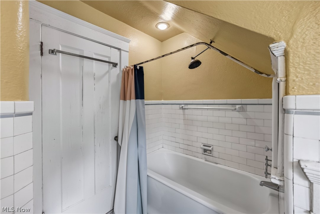 2596 Shaker Road Cleveland Heights, OH 44118 - Photo 25 of 32 Main Bathroom Tub/Shower
