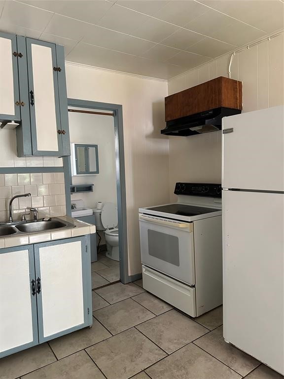 708 J, Unit REAR Galveston, TX 77550 - Photo 3 of 6 a kitchen with a stove and a sink
