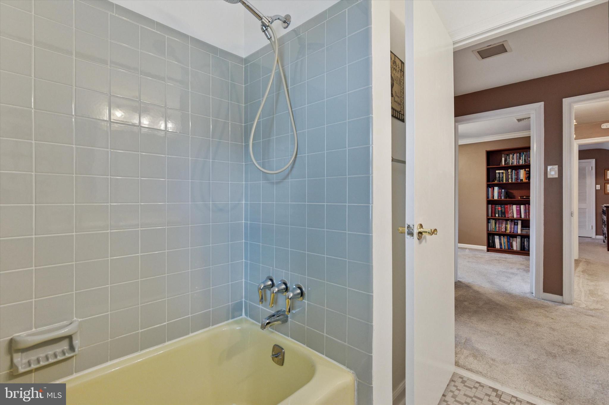 1992 Keswick Way Eagleville, PA 19403 - Photo 18 of 26 a bathroom with a bath tub