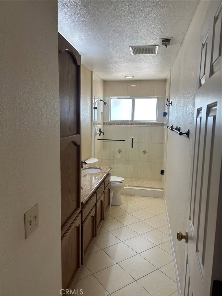 20187 Itasca Road Apple Valley, CA 92308 - Photo 8 of 35 a bathroom with double vanity and a bathtub