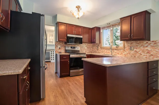 $600,000 | 312 Dorchester Way, Milford, MI 48381