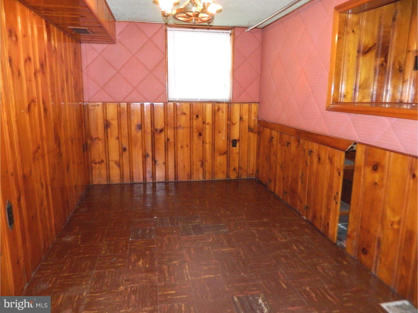 1127 Wynnbrook Road Secane, PA 19018 - Photo 12 of 16 Family Room