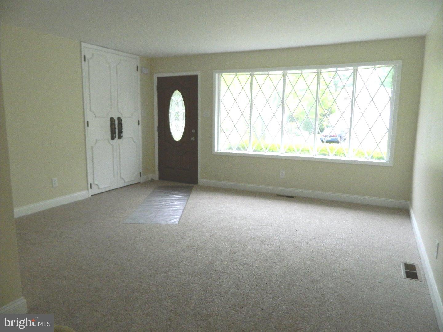 1127 Wynnbrook Road Secane, PA 19018 - Photo 6 of 16 Living Room