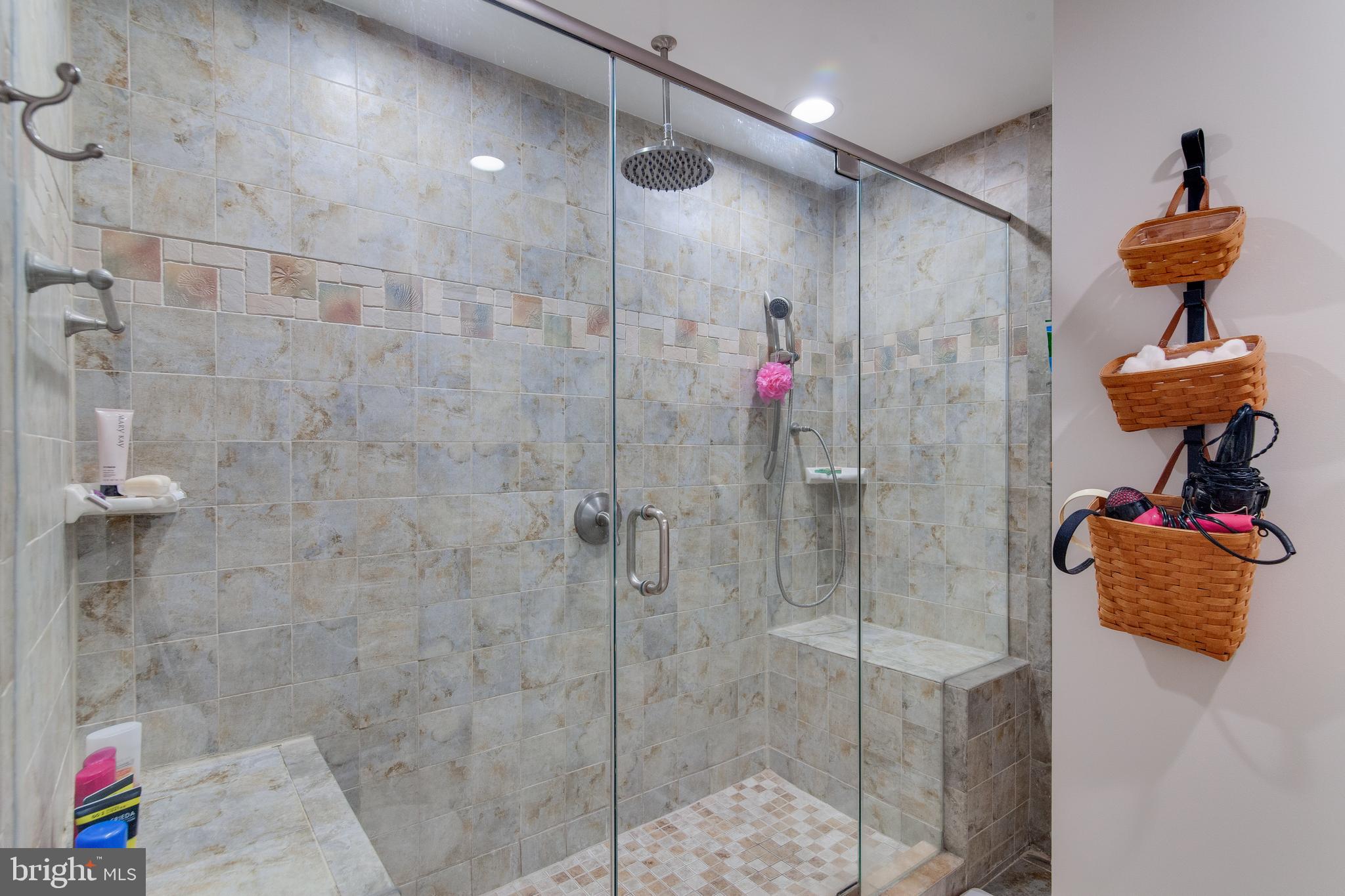 6933 Conservation Drive Springfield, VA 22153 - Photo 21 of 32 Full Bathroom