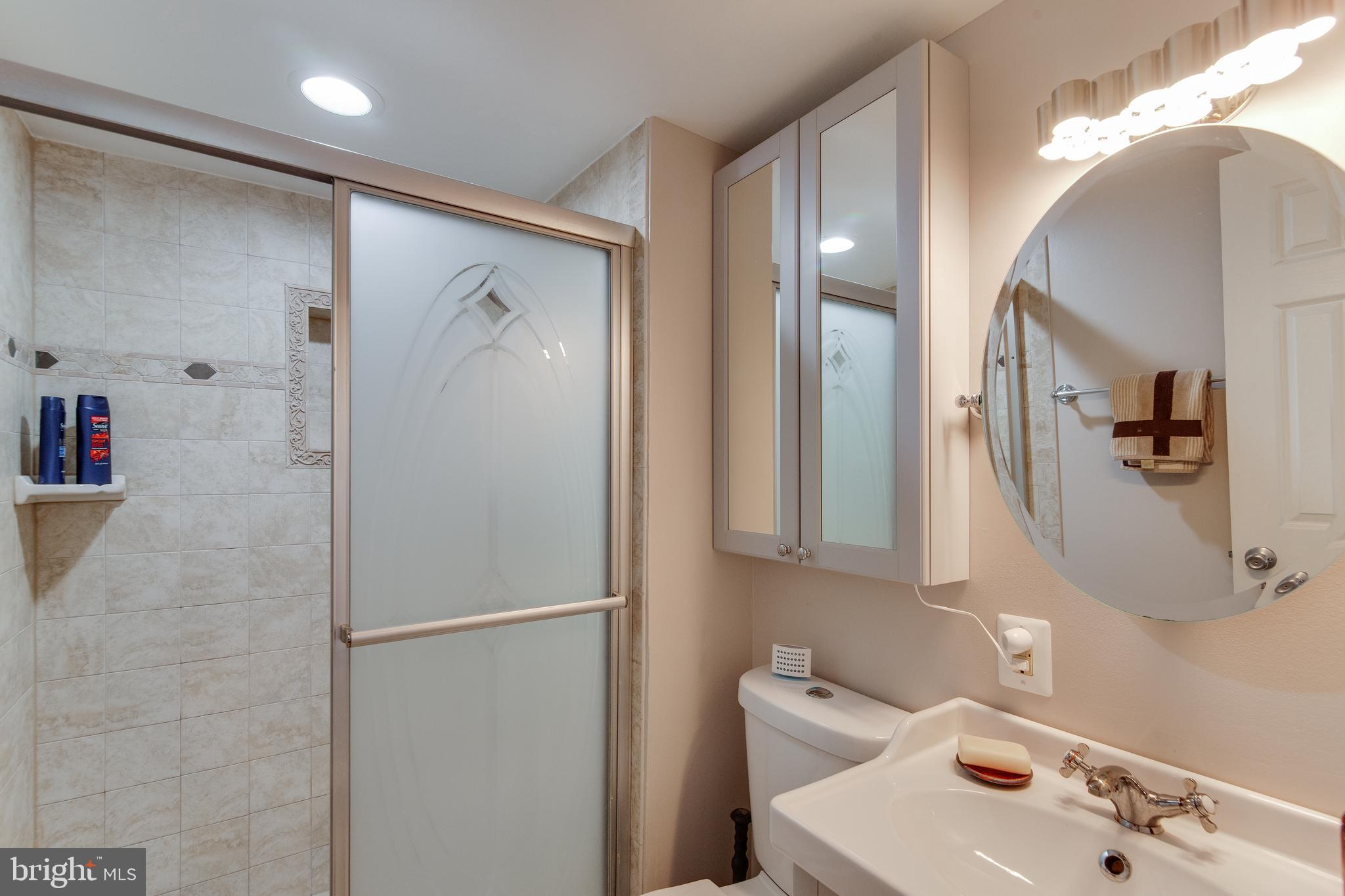 6933 Conservation Drive Springfield, VA 22153 - Photo 8 of 32 Full Bathroom