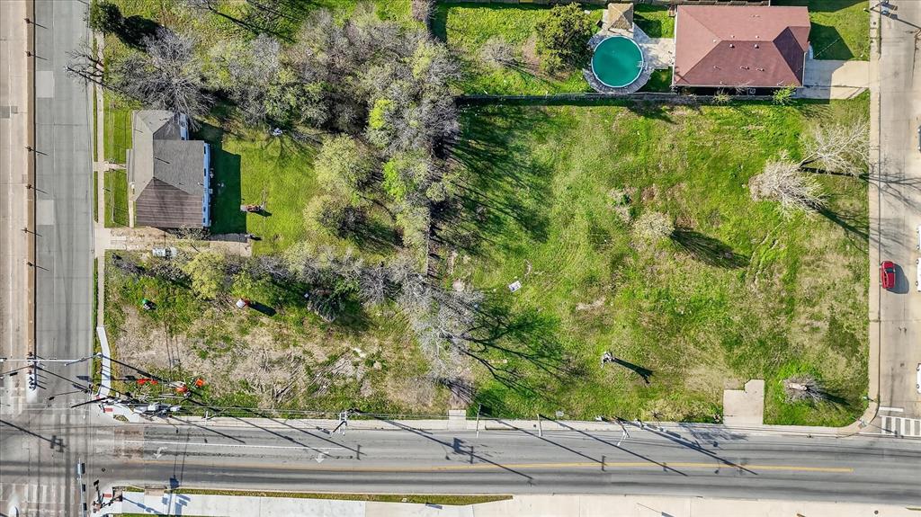 451 North Jim Miller Road Dallas, TX 75217 - Photo 4 of 6 a view of a yard with plants