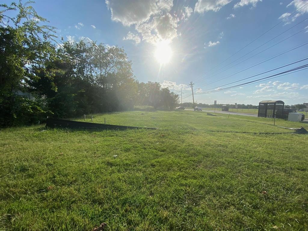451 North Jim Miller Road Dallas, TX 75217 - Photo 5 of 6 a view of a green field