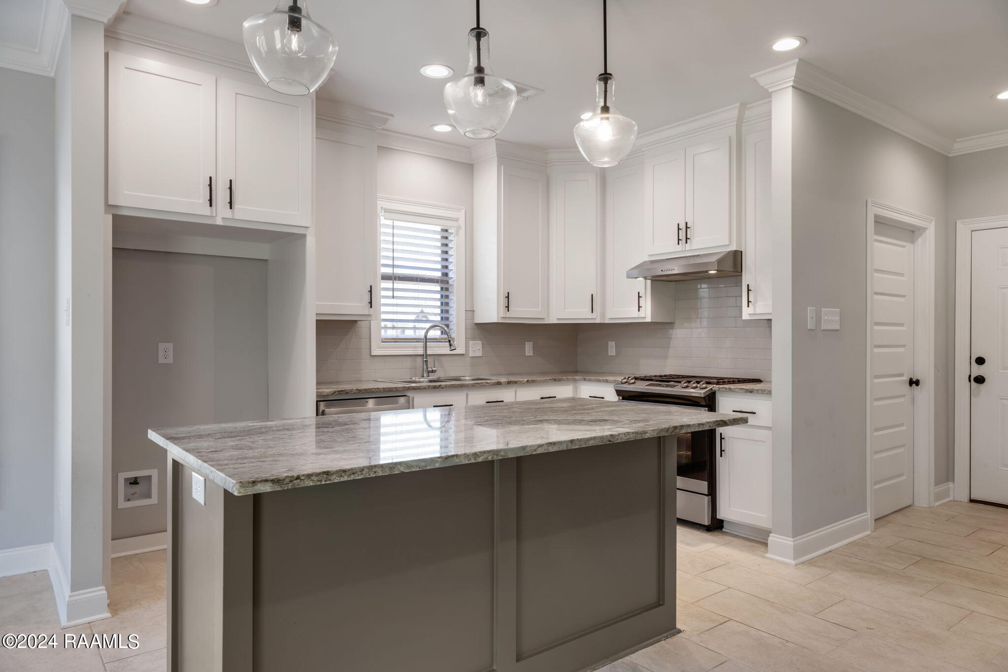 213 Timberland Ridge Boulevard Lafayette, LA 70507 - Photo 9 of 23 Kitchen